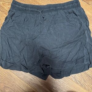 Black universal thread pull on shorts
